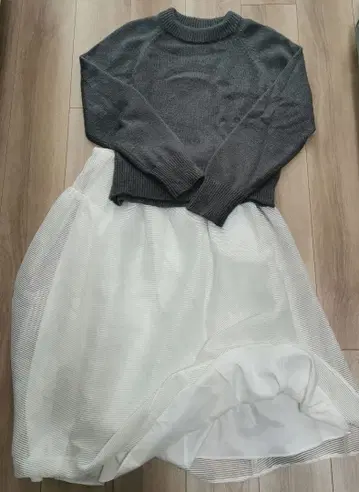 Mila Owen 그레이 샤기 니트 화이트 스커트 셋업