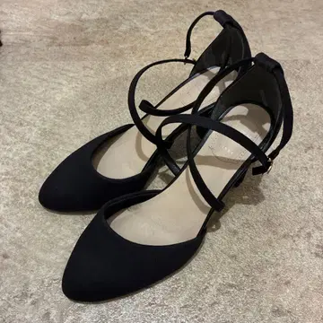 블랙 스트랩 하이힐