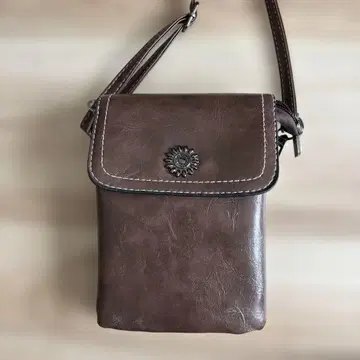 브라운 플랩 부착 스마트폰 숄더백