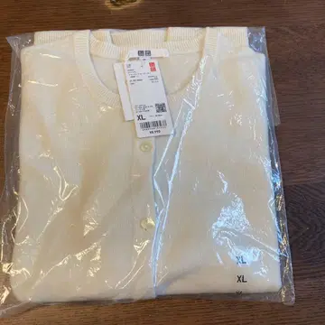 유니클로 화이트 크루넥 캐시미어 가디건 XL