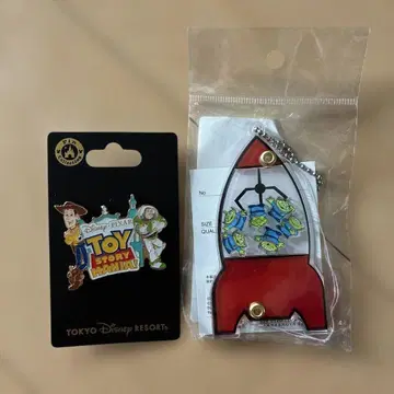 토이 스토리 로켓형 찰랑키링과 핀 배지 세트