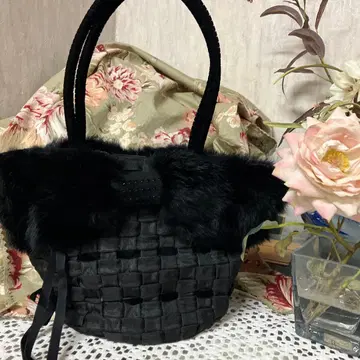 새상품급 잉게보그 퍼 달린 블랙 뜨개질 핸드백