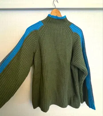 올리브 그린 니트 스웨터 긴팔