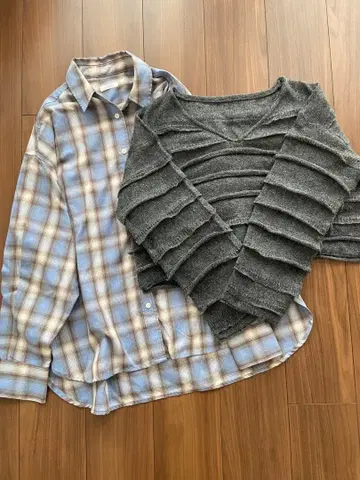 그레이 프릴 니트와 체크 셔츠 세트 로리즈팜