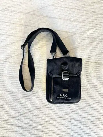 A.P.C. 블랙 캔버스 사코슈 숄더백