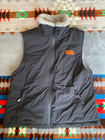 퍼 달린 옷깃 블랙 충전솜 베스트