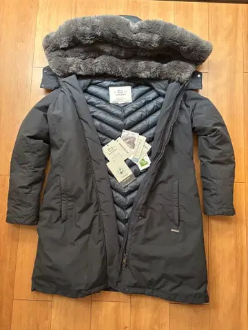 퍼 달린 다크 그레이 롱 다운 자켓