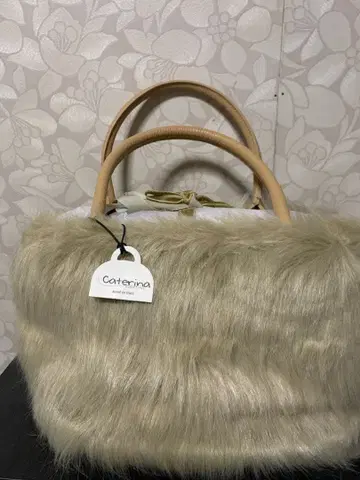Caterina 퍼 핸드백 중형 크림