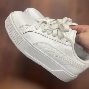 Puma 화이트 통굽 스니커즈 23.5cm