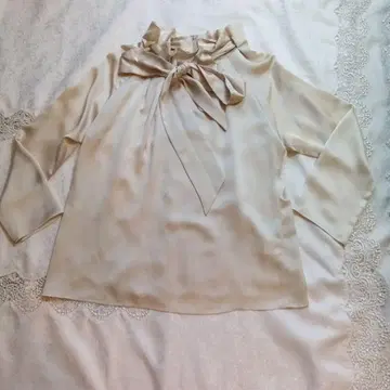 리본 포함 베이지 긴팔 블라우스 38