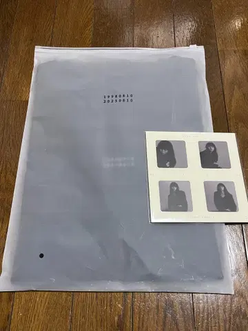 사이토 아스카 Exclusive B (T셔츠 B + 스티커 세트 B)