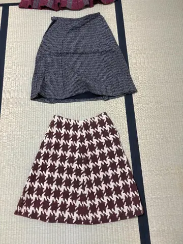 스트라이프 스커트와 하운드 투스 플레어 스커트