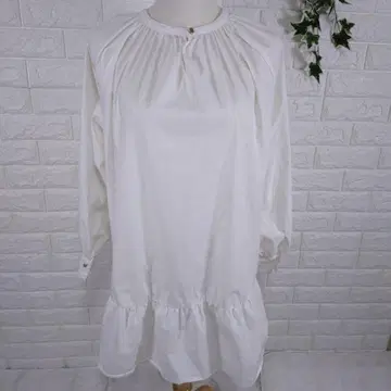 화이트 A라인 긴팔 셔츠 프릴 밑단