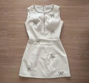 화이트 타이트 핏 드레스 리본 모티브 캬바 미니 드레스