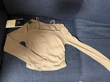 베이지 오프숄더 긴팔 상의