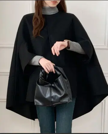 블랙 버튼 달린 케이프 코트