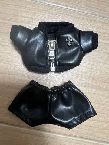 가죽 자켓과 숏팬츠 세트