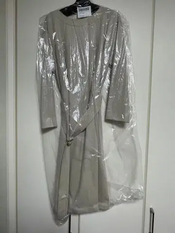 UNTITLED 미사용품 베이지 긴팔 원피스 사이즈 2