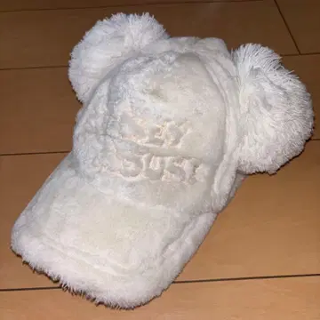 귀 달린 화이트 플리스 캡