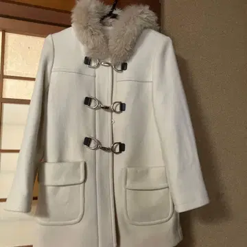 화이트 퍼 더플 코트