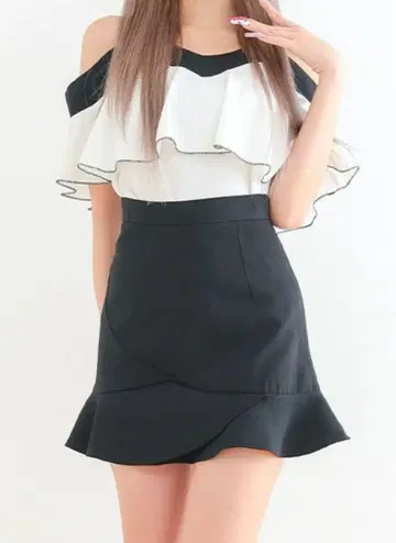 프릴 달린 오프숄더 드레스