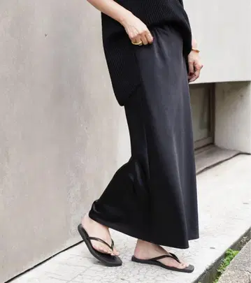 미니멀 새틴 스커트