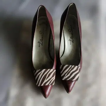 다이애나 스위츠 제브라 패턴 트림 하이힐