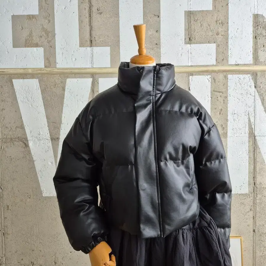 Coincoz Faux Leather Crop Padded Jacket #크롭패딩,#레자패딩 on Bunjang Global Site.