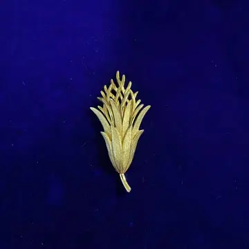 골드 꽃 디자인 브로치