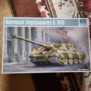 트럼페터 1/35 E-100 구축 전차 미조립