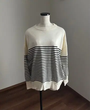아이보리와 블랙 스트라이프 긴팔 니트