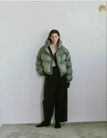 후드 부착 숏 기장 다운 자켓