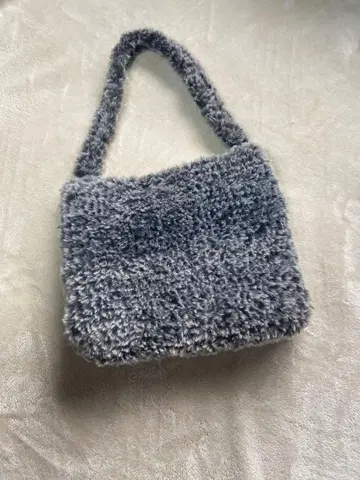 퍼 소재 숄더백 그레이