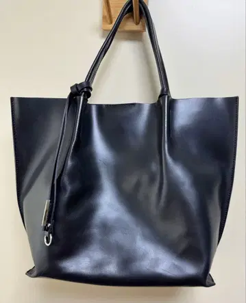 블랙 가죽 토트백 탈부착 파우치 포함