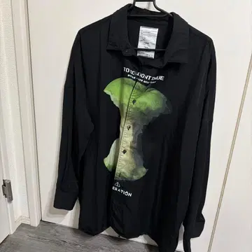 SHAREEF 블랙 그래픽 셔츠