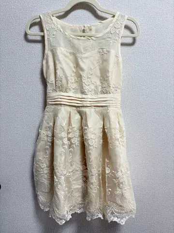 아이보리 자수 A라인 원피스