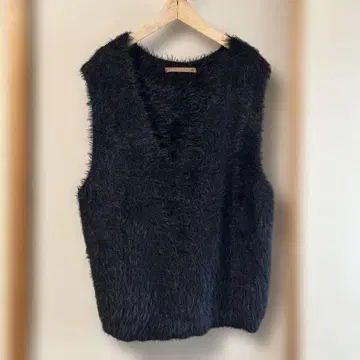 블랙 V넥 슬리브리스 니트 베스트