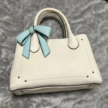 화이트 핸드백 파란 리본 포함