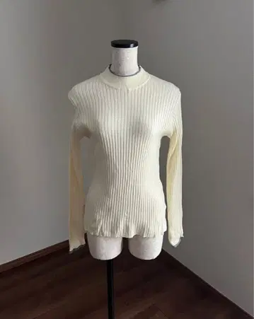 리브 크림색 긴팔 니트