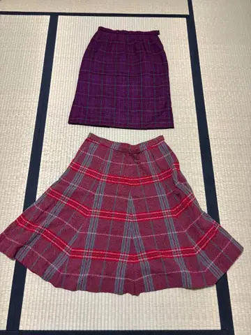 보라색 계열 타이트 스커트와 빨간색 계열 체크 플리츠 스커트