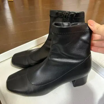 블랙 가죽 스퀘어토 부츠