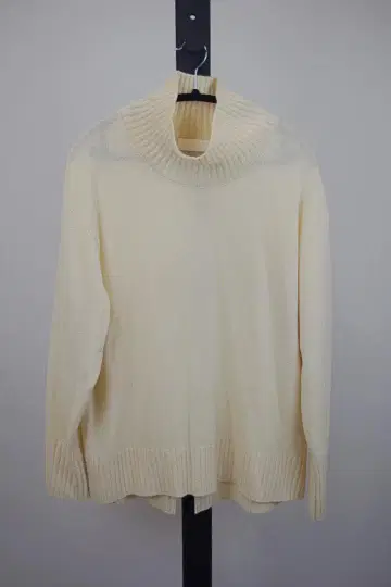 AP STUDIO 크림 터틀넥 스웨터