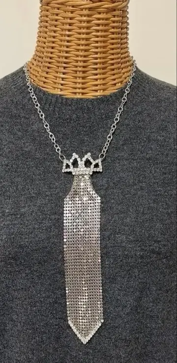 넥타이 디자인! 크리스탈 장식의 실버 목걸이