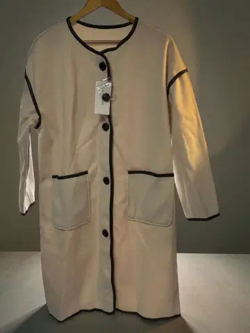 크림색 롱 코트 버튼 포함