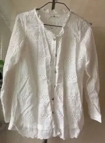 자수 장식 화이트 코튼 셔츠