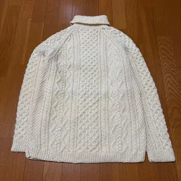 아이보리 케이블 니트 터틀넥 스웨터
