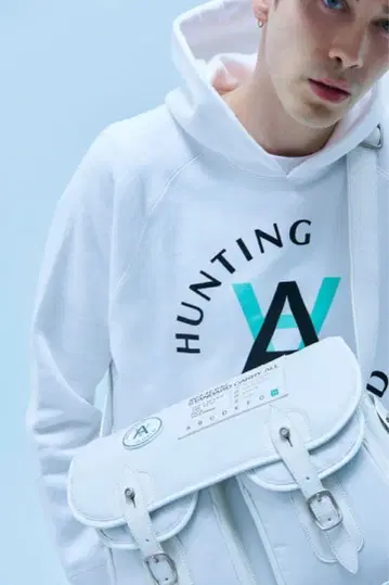 HUNTING WORLD 화이트 후드 부착 후드티