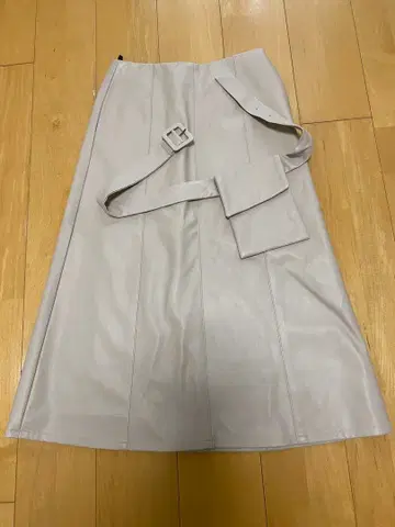 레더풍 A라인 스커트 아이보리