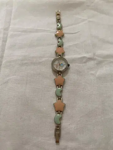 키키라라 별과 달 모티브의 컬러풀 손목시계