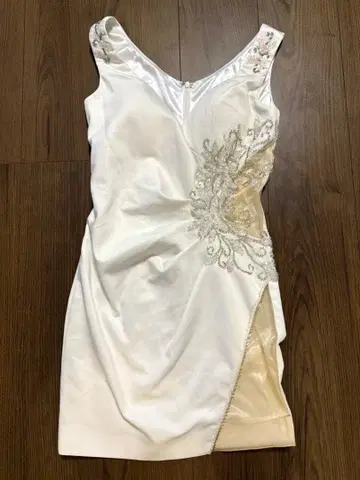 IRMA 화이트 타이트 드레스 비즈 장식